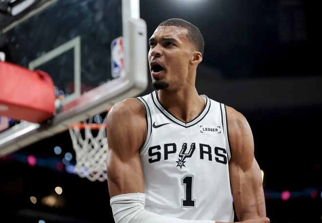 文班打破NBA年龄成长规律！多项数据炸裂：若夺冠超越同期乔詹