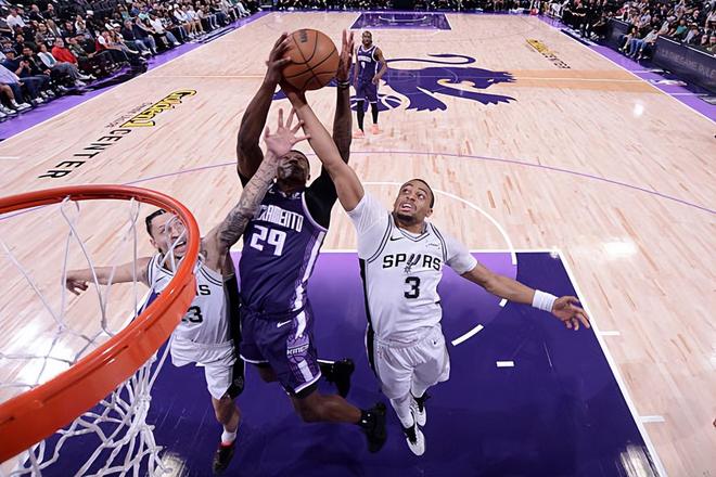 轻轻松松拿下高分！马刺替补侧翼大将的重要性被严重低估了？