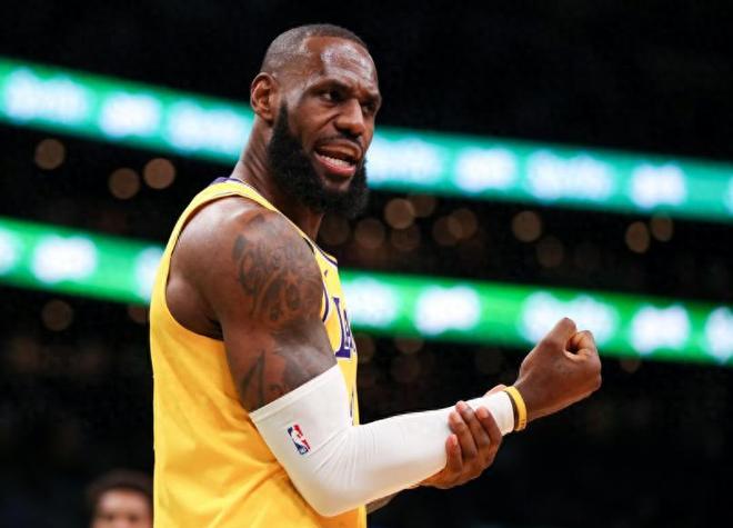 现役巨星出勤率：詹姆斯87%，库里79%，哈登91%，他8年100%太强了