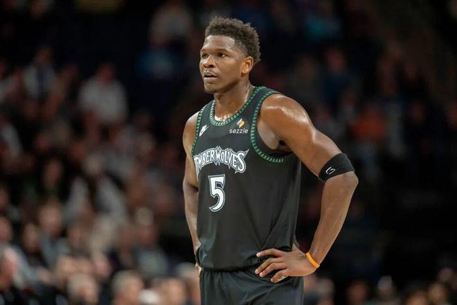 战犯！5000万顶薪三节仅2分，他是NBA版胡明轩