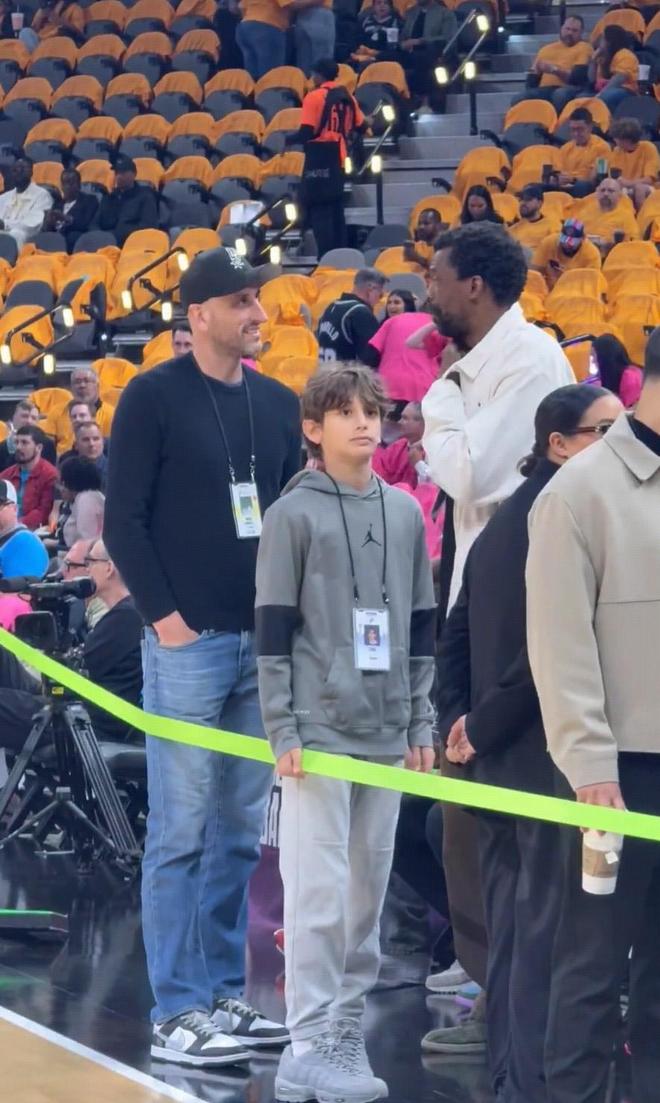 个子也不矮！文班亚马父亲在场边和吉诺比利畅聊