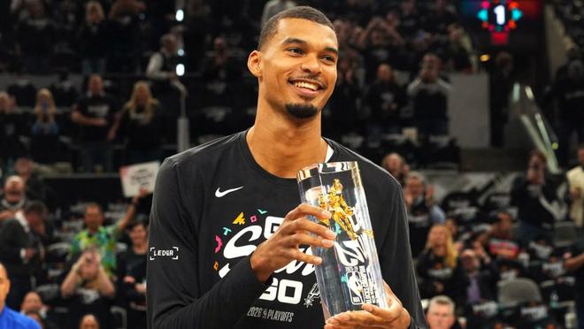 文班亚马荣膺年度最佳防守球员奖，凸显马刺对他的回归有多么迫切