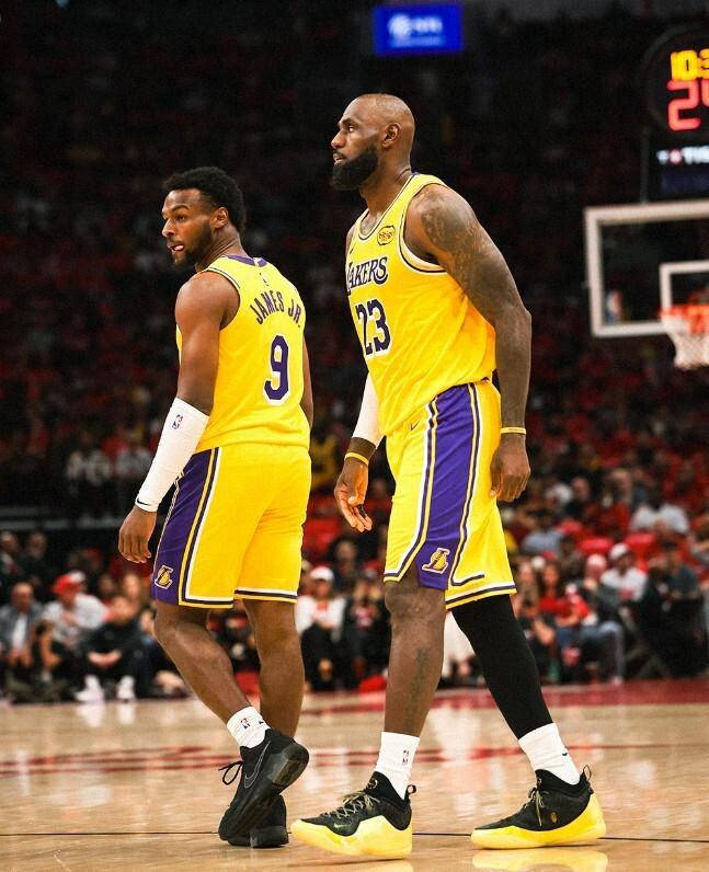 3-0迎赛点！詹姆斯29+13+6+关键三分，湖人112-108加时再胜火箭