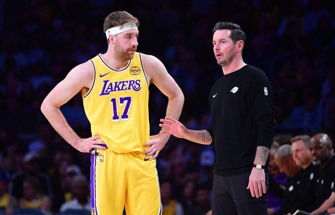 湖人主场惨败，雷迪克点名三人话里有话，更衣室问题比输球更可怕