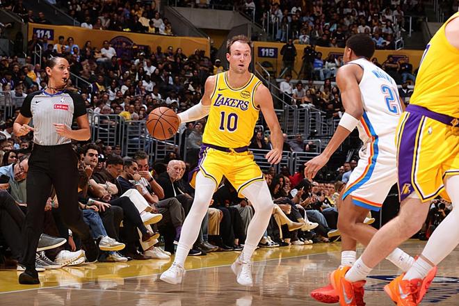 尽力了！湖人后场新援被迫从强力投手转型成为了后场核心？