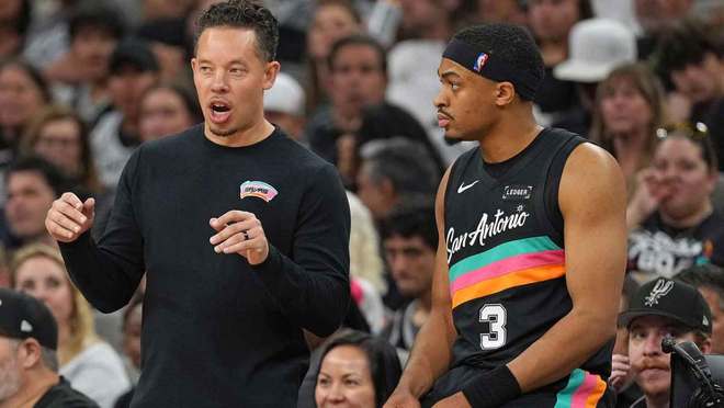 马刺队凯尔登·约翰逊将失望转化为胜利，获NBA年度最佳第6人奖