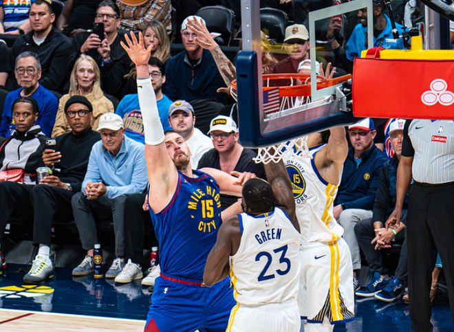 掘金23分大胜勇士，双方爆发冲突！勇士投降太快，约基奇错失三双