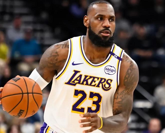 杜兰特轰32+6+8+2仍无缘今日最佳!对不起,你碰到创纪录的老詹了