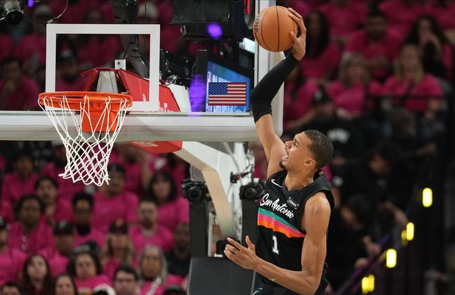 35分+5记三分成历史首人，文班季后赛首秀满堂彩，赛后正式表态