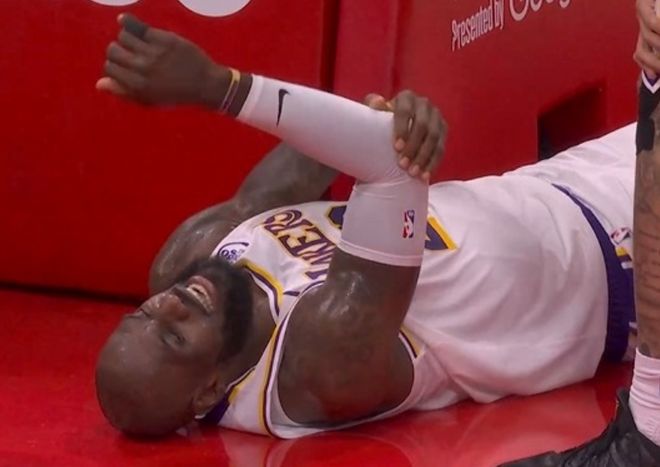 火湖PK变肉搏战：詹姆斯被犯规重摔幸未受伤 单节合计12犯11失误