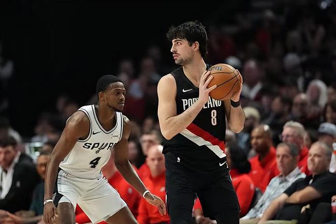 开拓者锋线球星：卡斯尔莫名其妙把球怼我胸口，这是冒犯人的行为