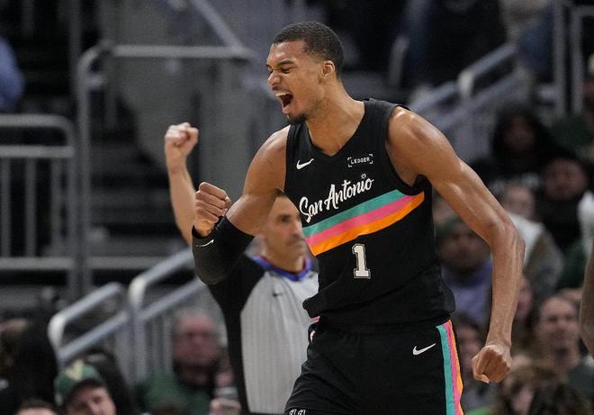 文班季后赛首秀35分创纪录：乔、科、库、詹呢？