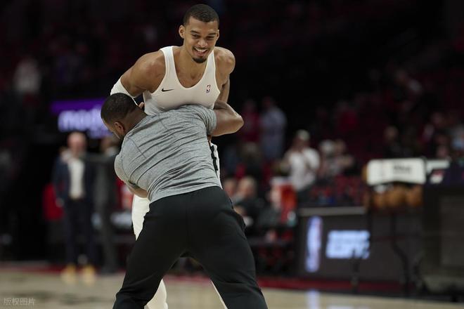 大逆转，马刺114-93赢开拓者，3-1！我看清5个现实：文班是个怪兽