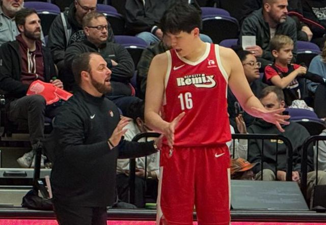 8分6失误5犯规：杨瀚森一人工资可以买两个队，却打出最差一战