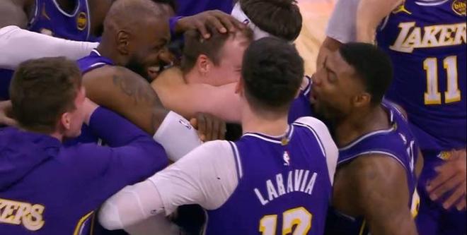 湖人105-104魔术迎3喜1忧！肯纳德+雷迪克征服众人，3主力太累了