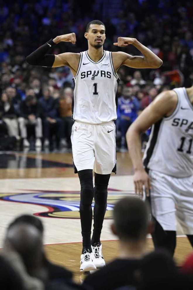 最多领先49分！马刺8人上双狂胜76人 文班10+8+6帽马克西21+8