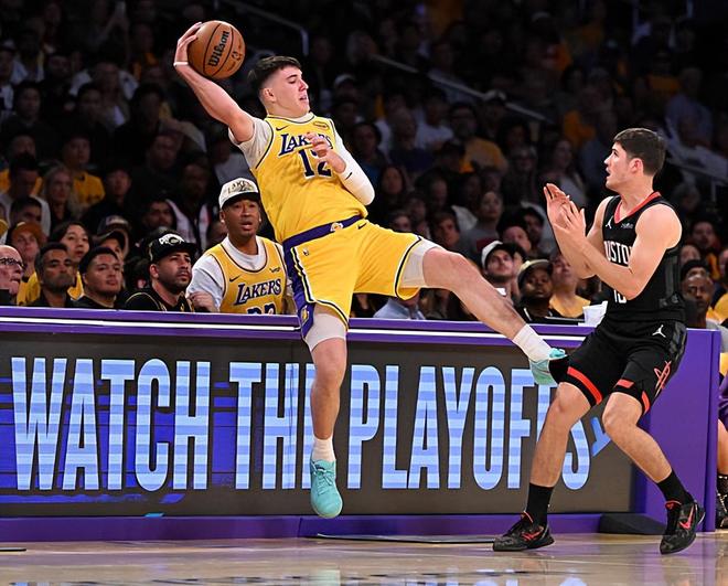 对手毕竟是火箭，湖人替补侧翼新星的价值也就体现出来了？