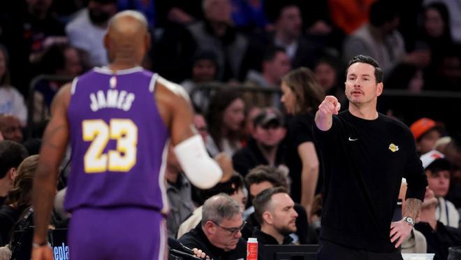 统治力，湖人主帅谈詹姆斯14中13：他投丢的那球，是故意骗犯规的