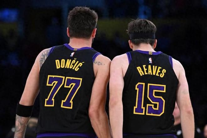 5年2.4亿要泡汤，里夫斯常规赛报销！湖人三巨头秒变41岁老詹单核