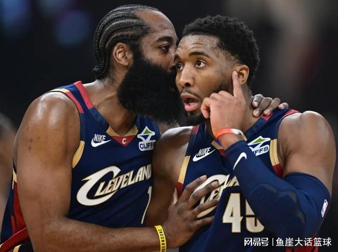 骑士12连胜，哈登存两瑕疵！米切尔一点真该夸，湖人旧将也该弃用