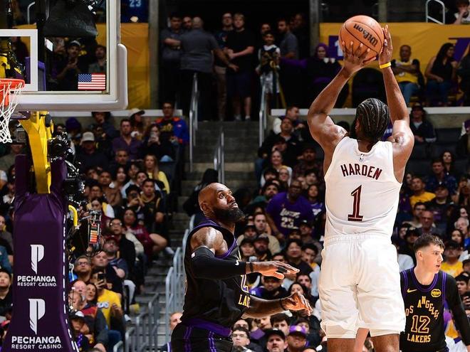 湖人4连胜！东契奇刷爆纪录，哈登17分