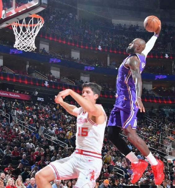 詹姆斯又打出历史第一人数据！全场14投13中，狂砍30分5篮板2助攻