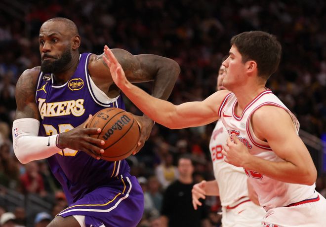 尴尬进西部前四，球队基石成拖累！防守端破罐破摔，你该被交易了