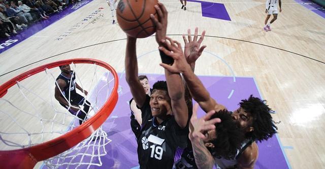 贝利33分领衔三人20+ 爵士大胜雄鹿