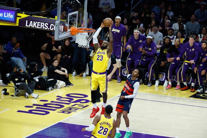 詹姆斯21+10+12三双 湖人全队六人得分上双轻取奇才