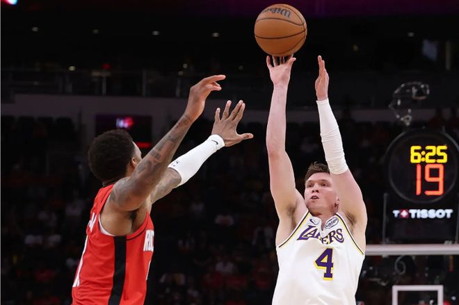 连续命中两记三分，湖人替补侧翼新星值得更多的信任和支持？