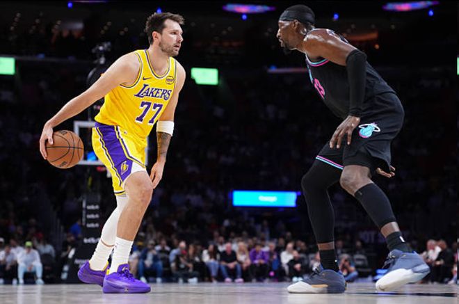 东契奇轰60分创多项神迹：8连胜期间均41分！赛后瘫坐：我太累了