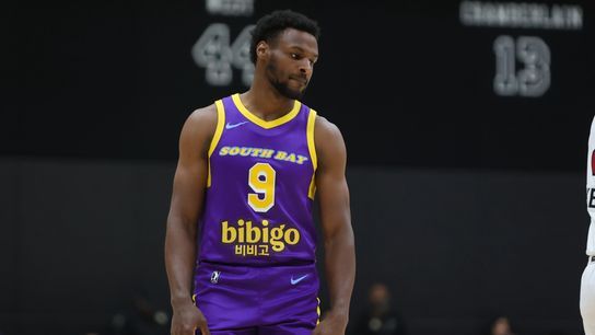 湖人板凳席现魔幻一幕：里夫斯伸手被布朗尼无视，4秒后尴尬补救