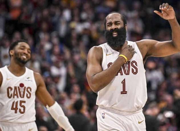 米切尔打趣哈登：你有5个失误我才1个，那我才是助攻王啊