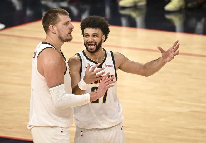 绝望！2场46分+38板+36助！他拿三双怎么跟喝水似的.....