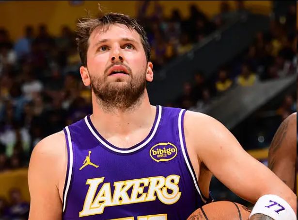 湖人近12战11胜！东契奇3月轰558分 谈MVP榜排名下降：不懂能做啥