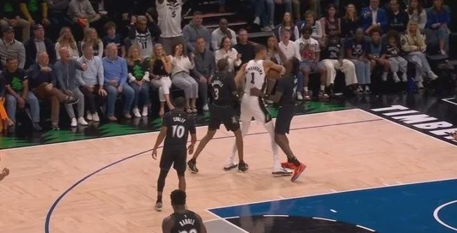 肘击里德！文班亚马惨遭驱逐，NBA生涯首次，老实人真被逼急了！