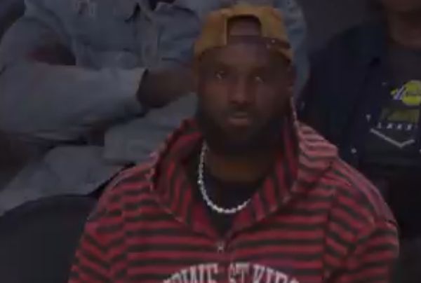 没77湖人真炸了！队内互喷+开场2分钟主教练失控暴走