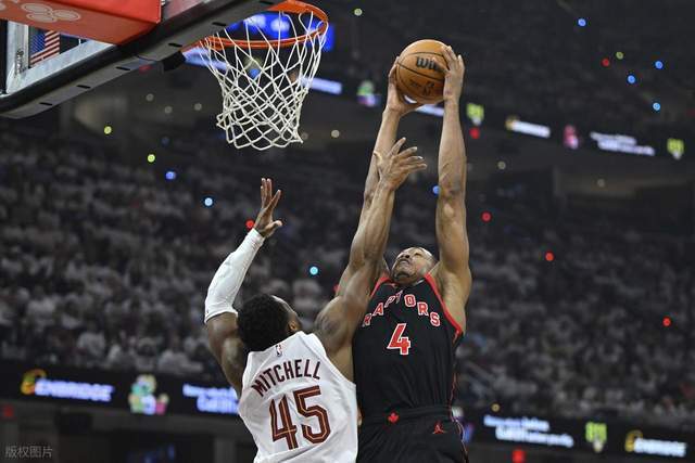 拉锯战！骑士落后12分一度反超：内线又被打爆，哈登19分3助