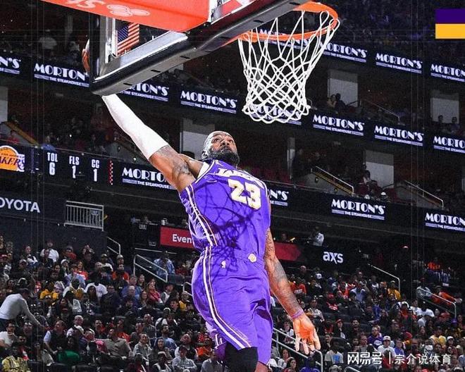 詹姆斯14中13狂砍30分，达成生涯12000篮板里程碑