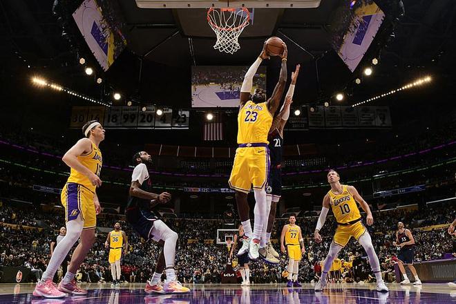 东契奇38+11 湖人125-122险胜快船