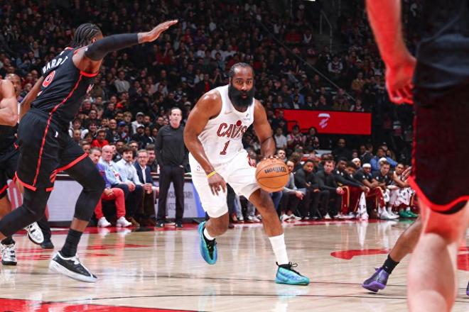 米切尔三分7中1+哈登8失误，骑士22分惨败！猛龙绝境1-2扳回一城