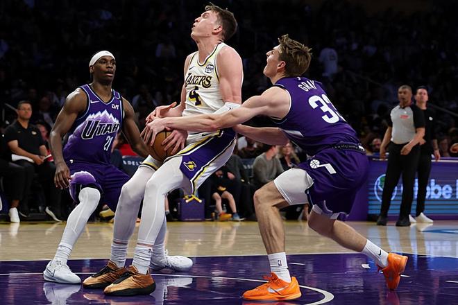 12分钟内豪取17分，湖人侧翼新星在收官战中竟然找到了自己的手感