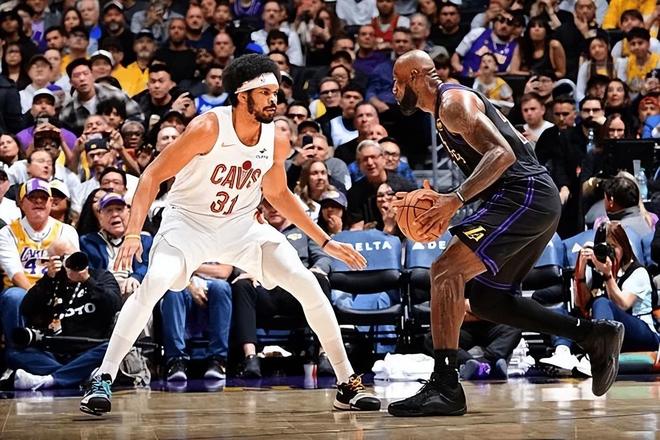 骑士113-127湖人4坏消息！防守成漏洞，莫布利与米切尔一塌糊涂！