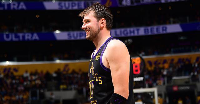 东契奇单场贡献至少40分10助攻且0失误 成为湖人队史首人