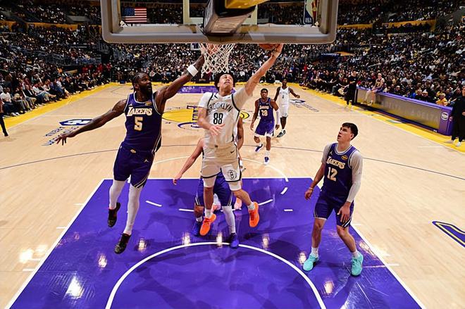 面对湖人再次打出惨不忍睹的表现，篮网首轮秀真是没有任何进步？