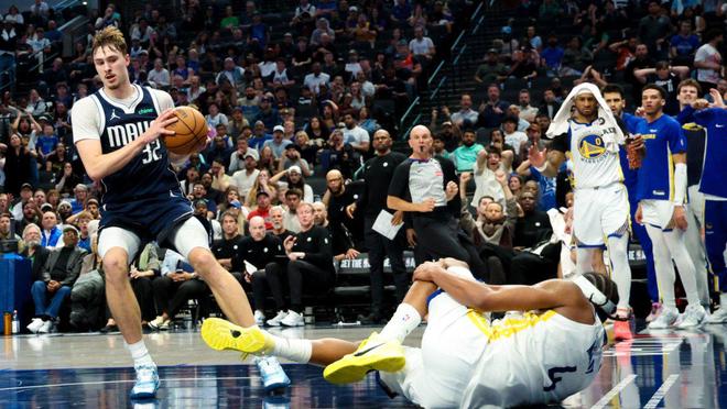 尊重，独行侠队库珀·弗拉格向勇士队摩西·穆迪表达了真挚的慰问