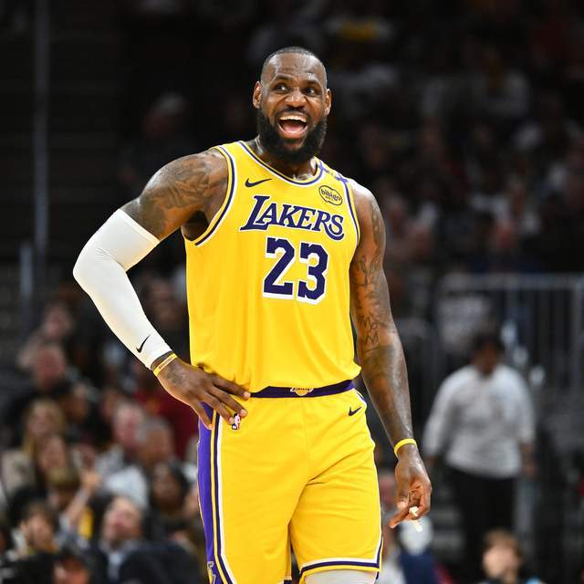 一夜塌房！东契奇报销+里夫斯拒续约，41岁老詹独扛湖人