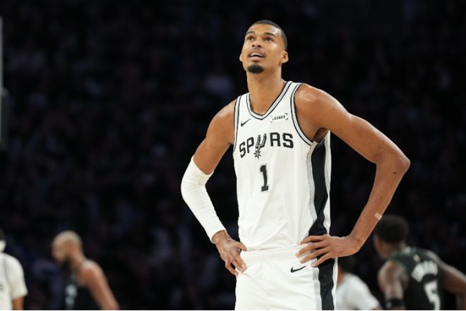 大争议！文班亚马肘击里德喉部 被吹罚二级恶犯生涯首次被驱逐