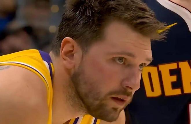 我滴妈！东契奇0.5秒加时绝杀掘金！湖人全员疯了！