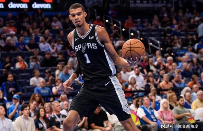 我去，什么情况！文班福克斯互相捧哏